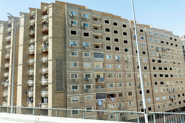 カイロの醜くて美しくないアパートの建物 エジプトのハルガダの新しい近代的な住宅の建設 悪い、貧弱な建築、欠陥のある建設