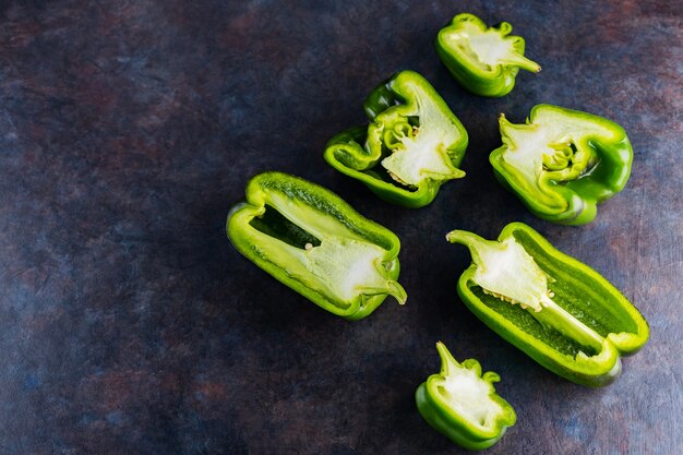 Photo ugly bell pepper . sliced bell pepper halves on the table. copy space. top view