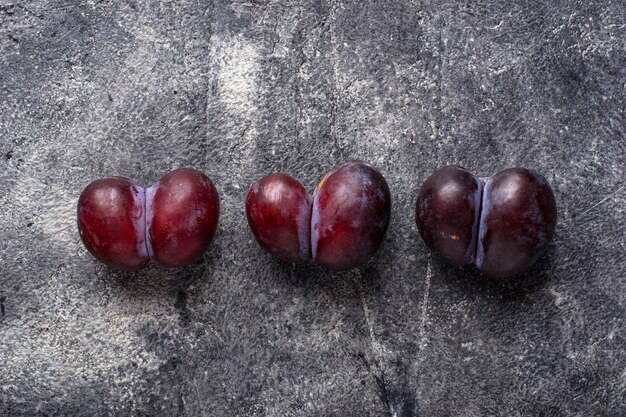 Photo ugly plums, abnormal organic fruit