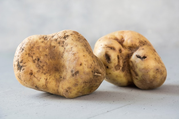 Photo ugly potatoes. concept organic vegetables.