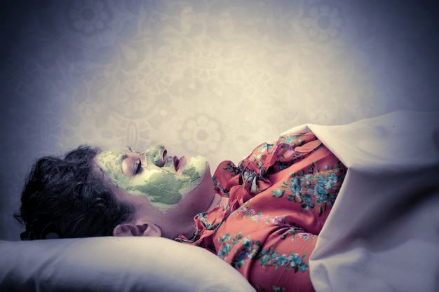 Photo ugly woman sleeping in mask