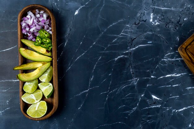 Ui en koriander met citroenen om een Mexicaanse torta traditioneel Mexicaans gekruid eten op smaak te brengen