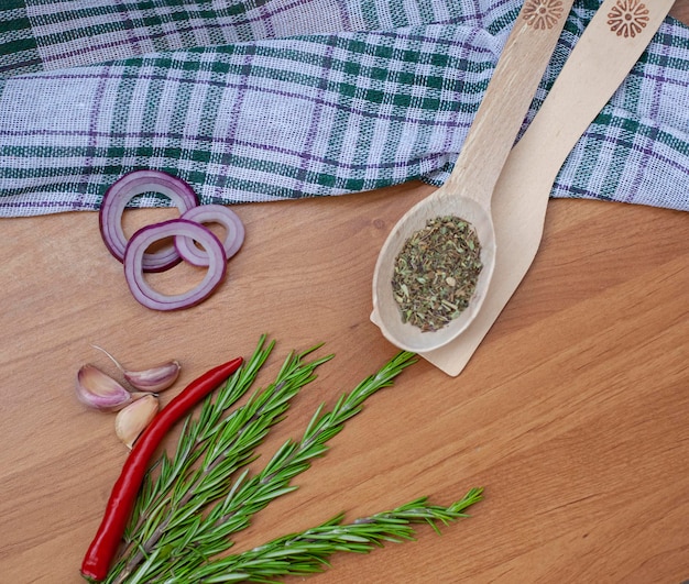 Ui knoflook hete peper en specerijen op een houten achtergrond Uitzicht van bovenaf