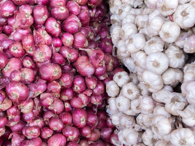 Foto uien en knoflook op de markt.