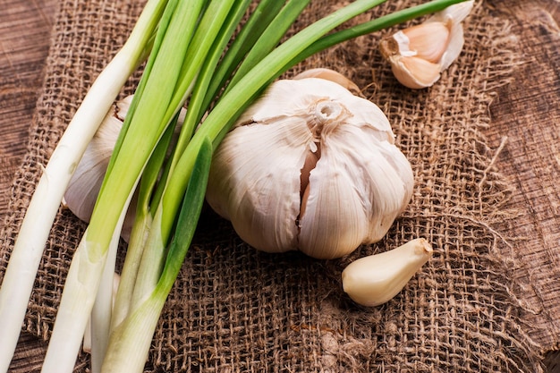 Uien en knoflook op een houten tafel