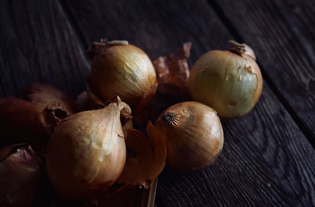 Uien op een houten tafel met een donkere achtergrond