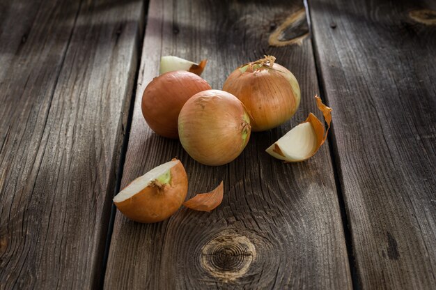 Uien op een oude houten tafel