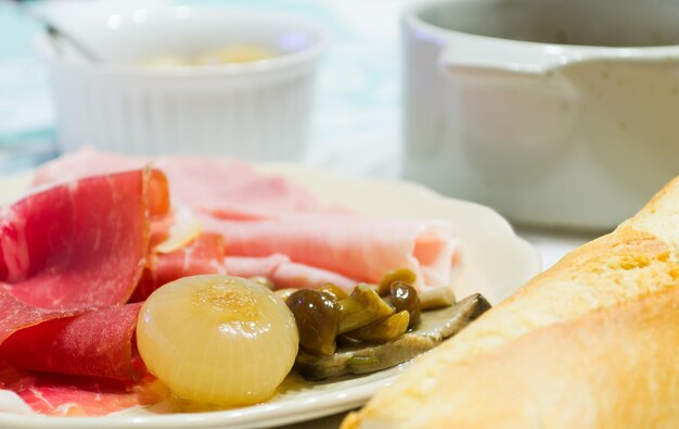 Uienchampignon en ham in een keramisch bord