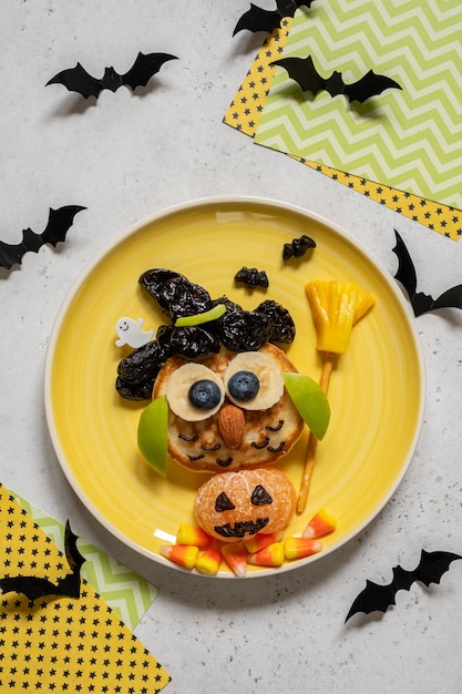 Uil pannenkoek met fruit voor kinderen ontbijt op Halloween