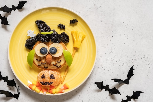 Uil pannenkoek met fruit voor kinderen ontbijt op Halloween