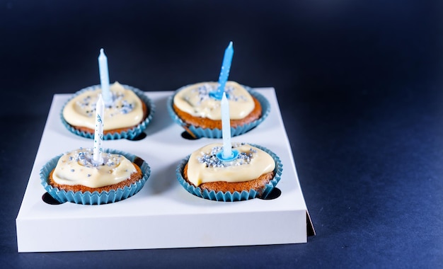 Uit de oven met witte chocolade en verjaardagsbela's in een doosje