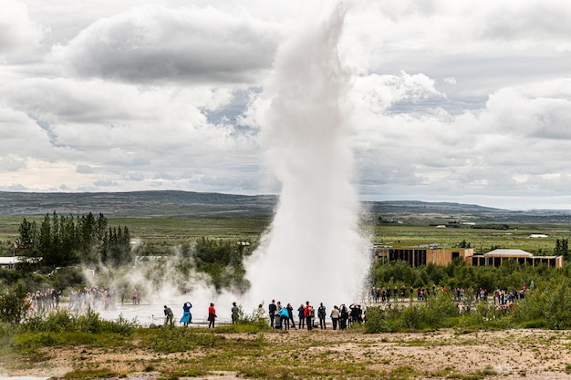 Uitbarsting van de Strokkur-geiser in het geothermische gebied Haukadalur, IJsland