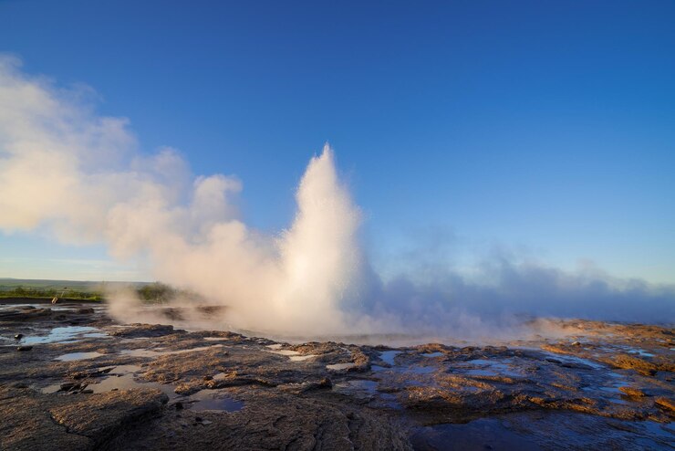 Uitbarsting van de Strokkur-geiser in IJsland
