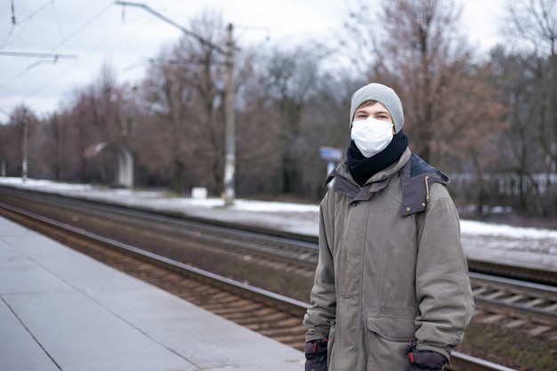Uitbraak van dodelijke, dodelijke luchtwegaandoeningen coronavirus in Rusland, Oekraïne. Concept: Chinees virus ncov -2019. man, een man in een medisch masker op het platform.