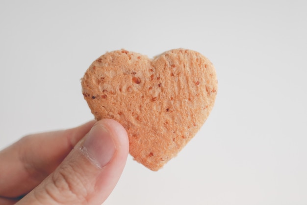 Uiterst kleine hartvorm van brood ter beschikking. Concept van liefde en zorg in Valentijnsdag.