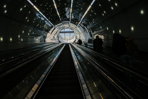 Uitgang naar de roltrap in de metro