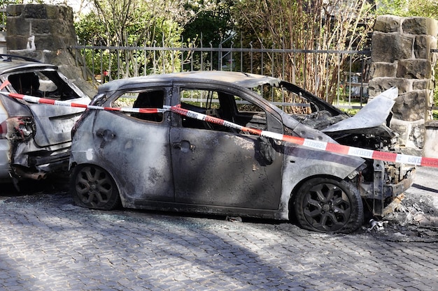 Uitgebrande autowrakken achter politieband in woonstraat in Duitsland