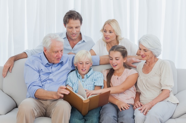 Uitgebreide familie die een fotoalbum bekijkt