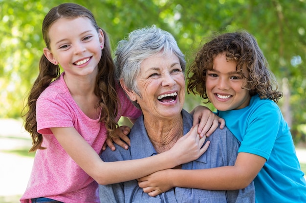 Uitgebreide familie glimlachend en kussen in een park