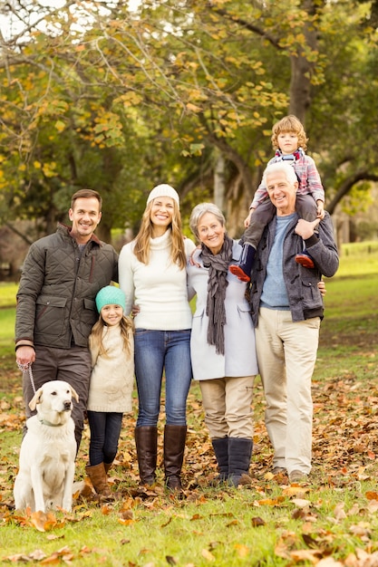 Uitgebreide familie poseren met warme kleding