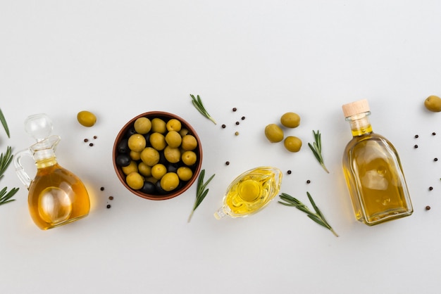 Foto uitgelijnde olijfolieproducten op tafels