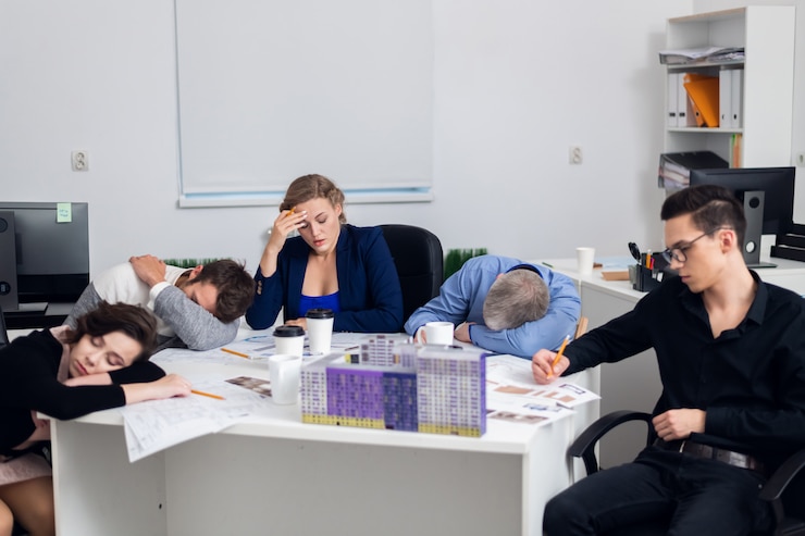 Uitgeput architectenteam op een vermoeiende vergadering