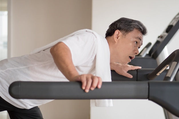 Uitgeput senior man met een ongeval in de sportschool