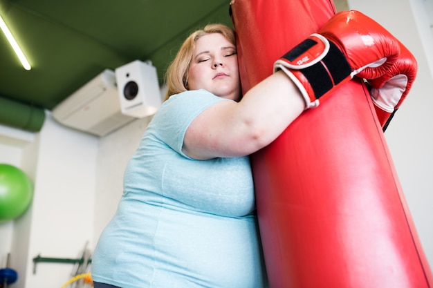 Uitgeput zwaarlijvige vrouw in training