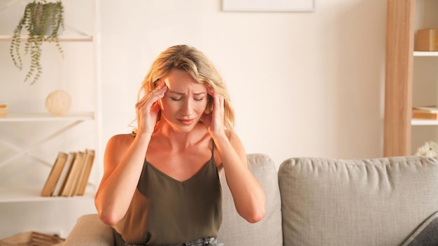 Uitgeputte dag lijden vrouw hoofdpijn frustratie
