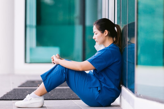 Uitgeputte vermoeide arts of verpleegkundige die meer dan uren werkt Overwerkte professional Stress en depressie