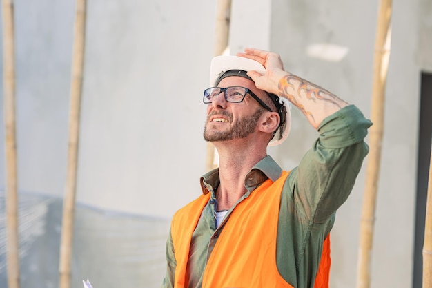 Uitgeputte vermoeide mannelijke werknemer gestreste ingenieur voelt zich slecht warm weer in de zomer