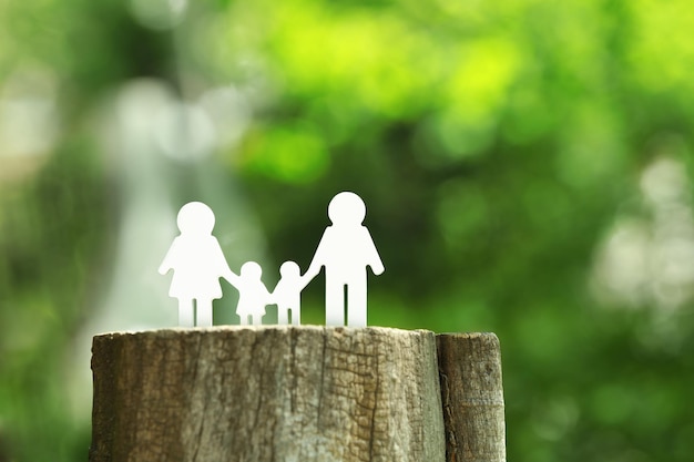 Uitgesneden familie op stomp op wazige achtergrond