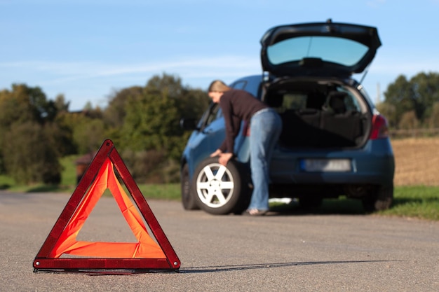 Uitgesplitste auto met rode gevarendriehoek