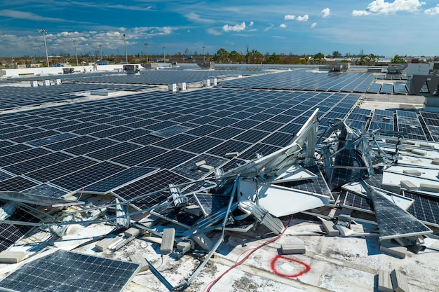 Uitgesplitste fotovoltaïsche zonnepanelen vernietigd door orkaan Ian winden gemonteerd op dak van industrieel gebouw voor het produceren van groene ecologische elektriciteit Gevolgen van natuurramp