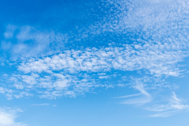 Foto uitgestrekte blauwe hemel met wolken