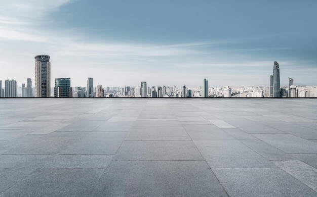 Uitgestrekte stedelijke skyline en leeg openbaar plein