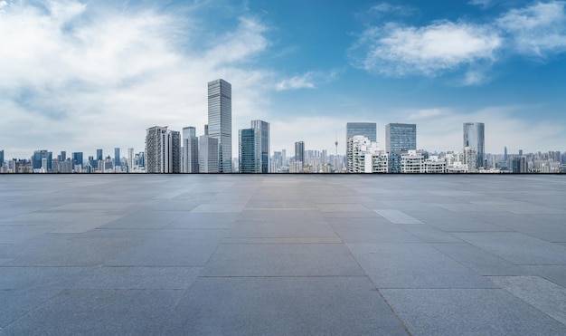 Uitgestrekte stedelijke skyline met een lege voorgrond