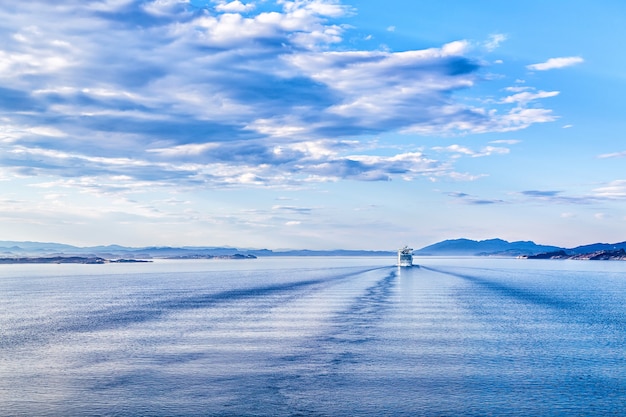 Uitgestrektheid van de zee en het schip dat wegvaart