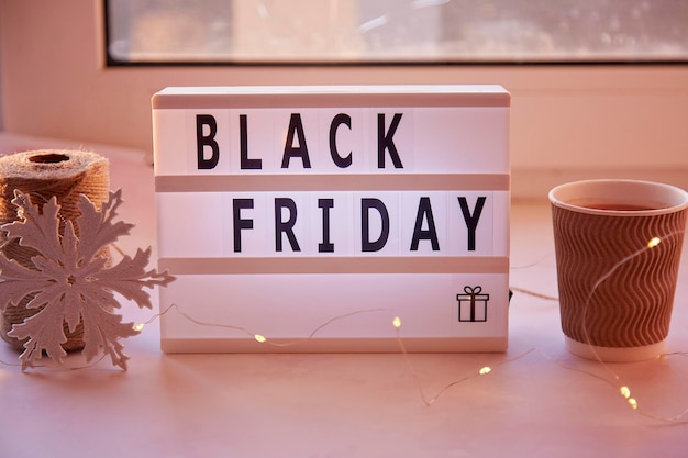 Uithangbord met tekst Black Friday kartonnen beker met cacao Online winkelconcept Cosy home