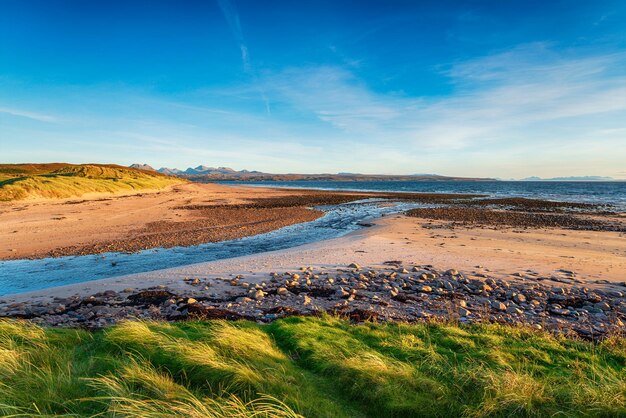 Uitkijkend over de rivier de Sand richting het eiland Skye