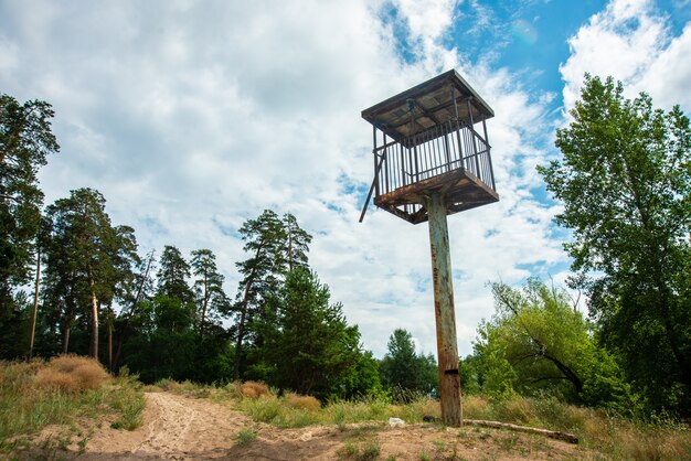 Uitkijktoren in een prachtig landschap op sky backround