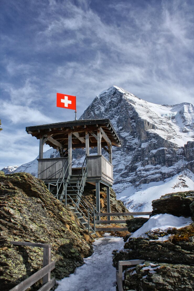Foto uitkijktoren met de noordkant van de eiger in zwitserland
