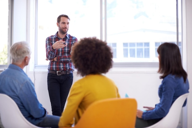 Uitleg is een kunstvorm Shot van een groep collega's in een vergadering