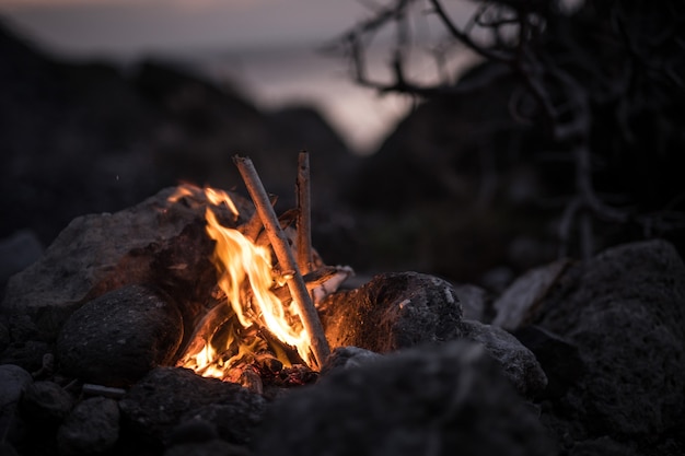 Uitnodigend kampvuur op het strand tijdens de zomer. voor de avond