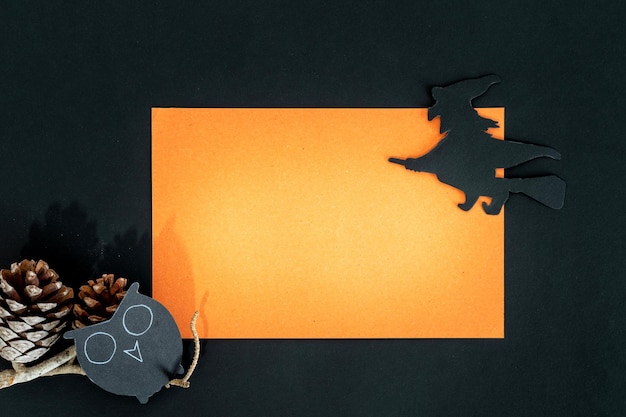 Uitnodiging voor Halloween De uil en heks op oranje en zwarte achtergrond