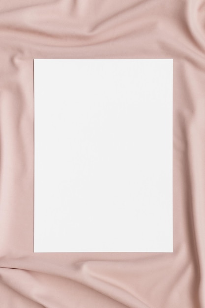 Uitnodiging witte kaart mockup op een beige textiel 5x7 verhouding vergelijkbaar met A6 A5