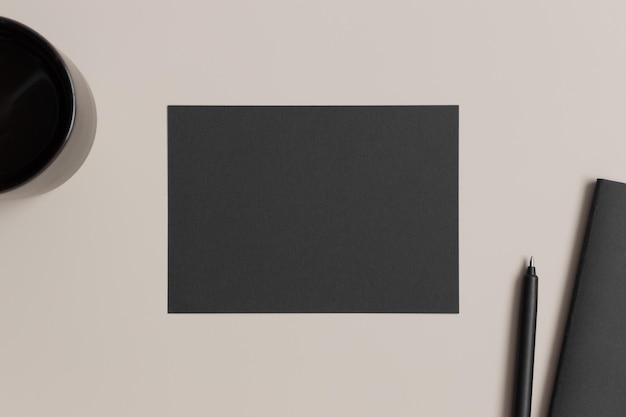 Uitnodiging zwarte kaart mockup met werkruimte accessoires 5x7 verhouding vergelijkbaar met A6 A5