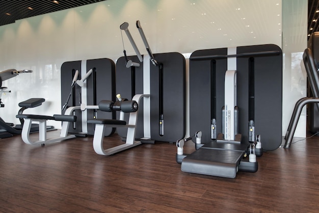 Uitrusting en machines in het moderne fitnessruimte fitnessruimte