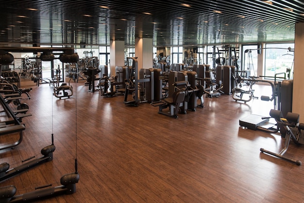 Uitrusting en machines in het moderne fitnessruimte fitnessruimte