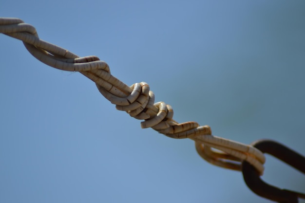 Foto uitrusting tegen een heldere blauwe hemel